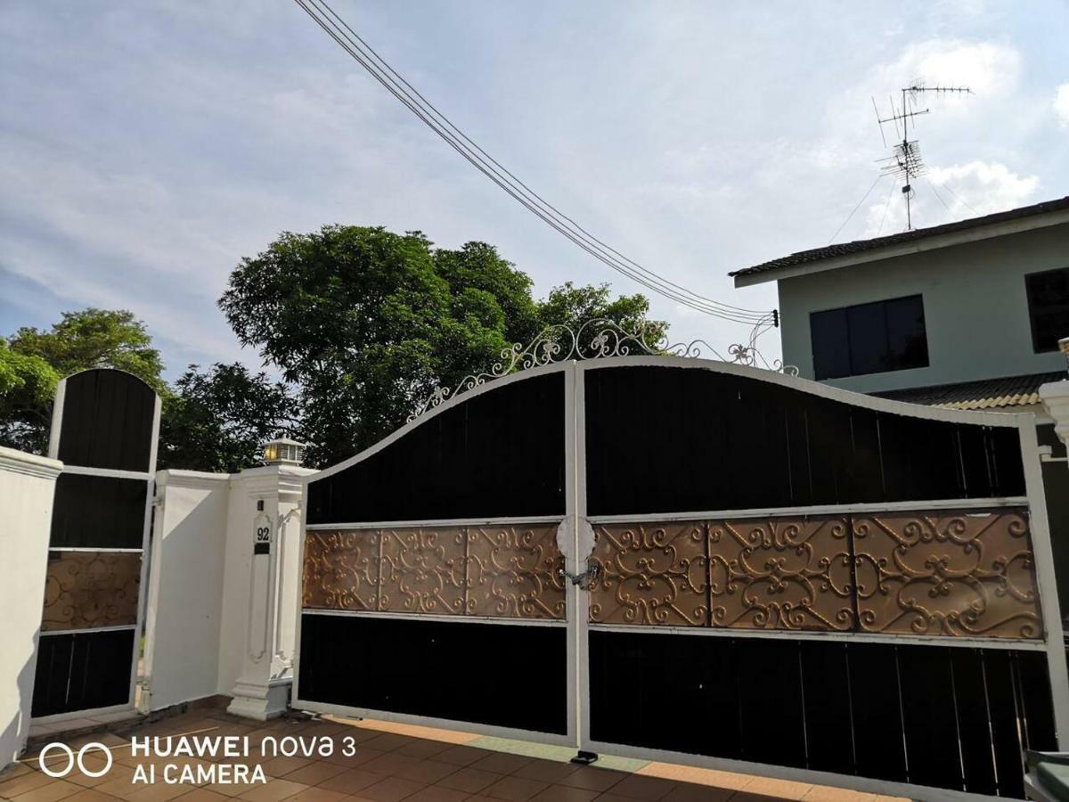 Ibu Home-To-Stay Pasir Gudang Exterior photo